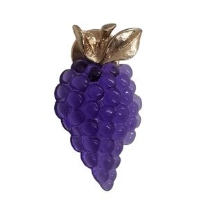 AVON 1981 "CONVERTIBLE FRUITS" PURPLE GRAPES LUCITE PIN
